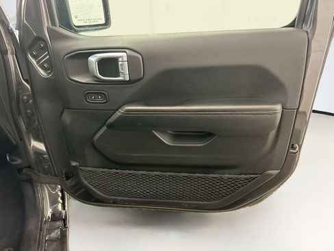 Used 2025 Jeep Wrangler Unlimited Sahara AWD/4WD image 32
