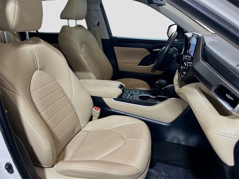 Used 2023 Toyota Highlander XLE image 27