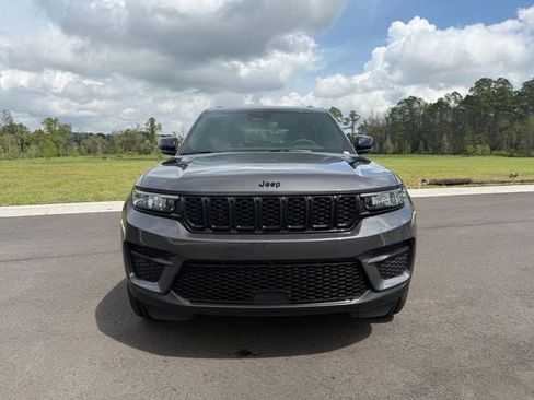 Used 2023 Jeep Grand Cherokee Laredo AWD/4WD image 12