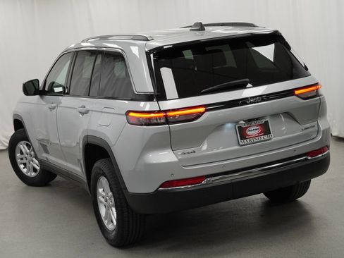 Certified 2022 Jeep Grand Cherokee Laredo w/ Luxury Tech Group I AWD/4WD image 13