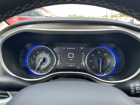 Used 2024 Chrysler Pacifica Touring-L image 18