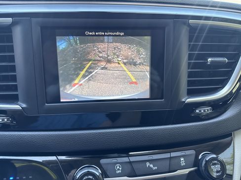 Used 2019 Chrysler Pacifica Touring Plus w/ Tire & Wheel Group FWD image 22
