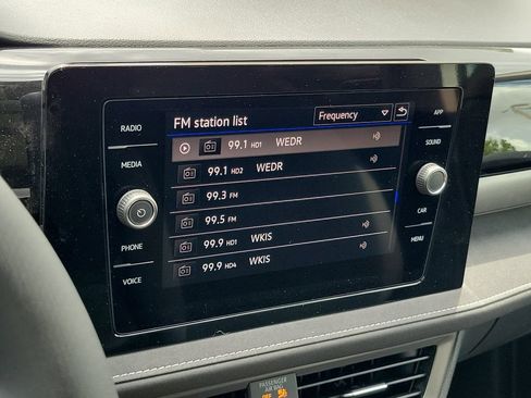 New 2026 Volkswagen Taos SE FWD image 9