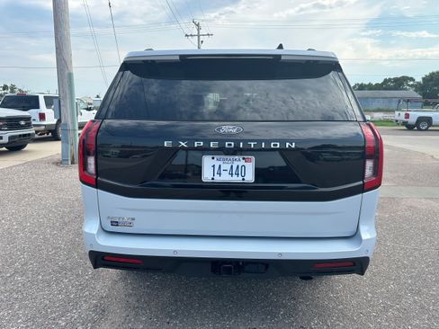 Used 2025 Ford Expedition Active AWD/4WD image 5