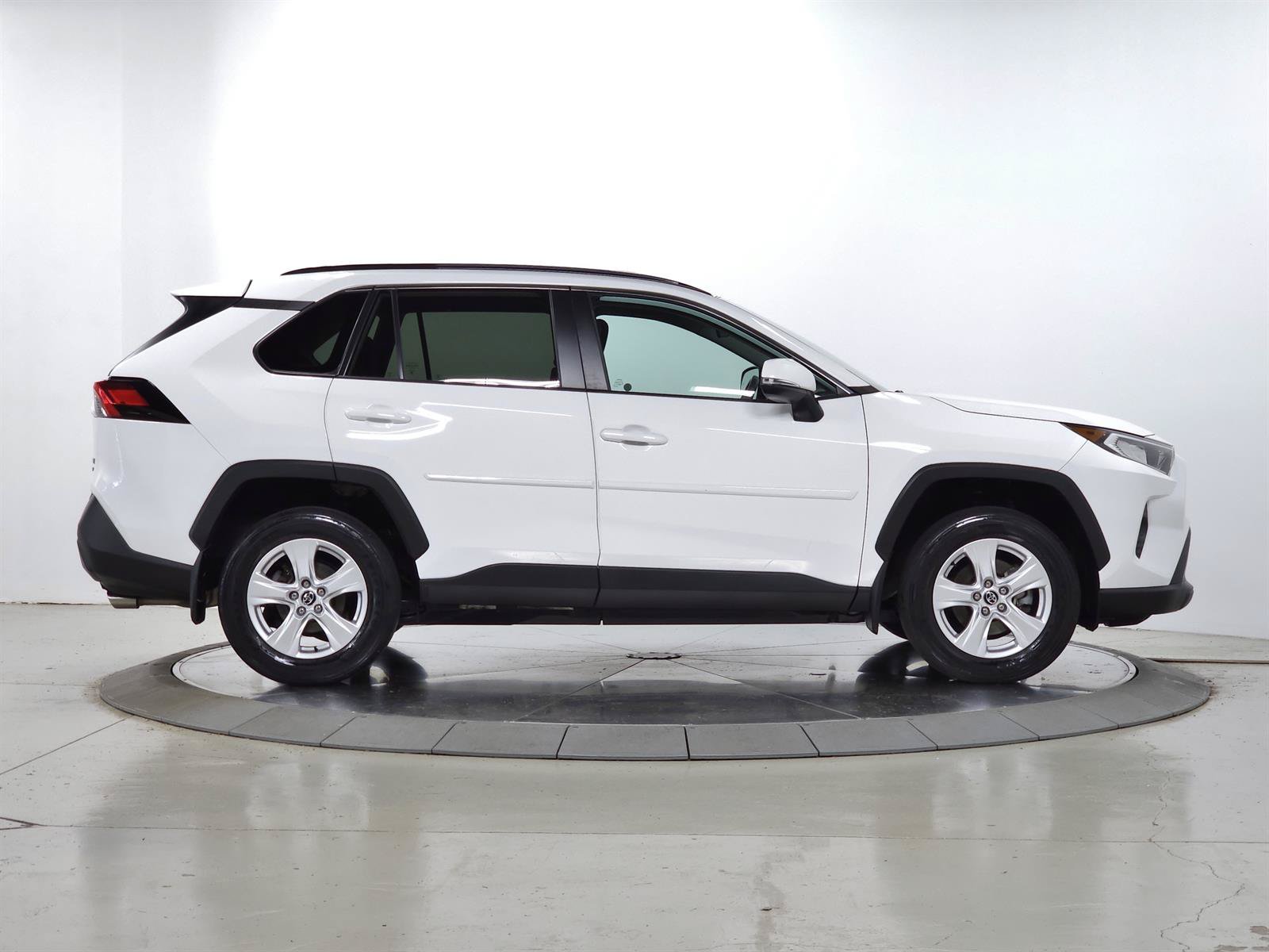 Used 2020 Toyota RAV4 XLE w/ XLE Grade Weather Package AWD/4WD image 10