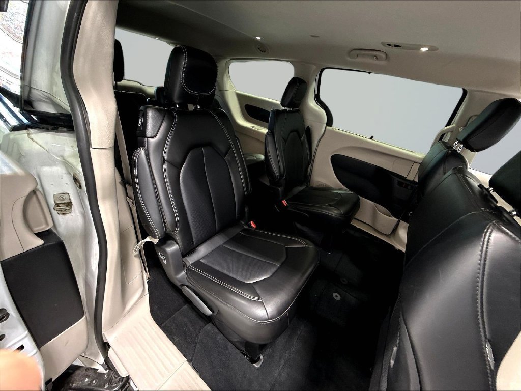 Used 2024 Chrysler Pacifica Touring-L FWD image 28