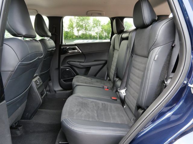 Used 2025 Mitsubishi Outlander SE AWD/4WD image 11