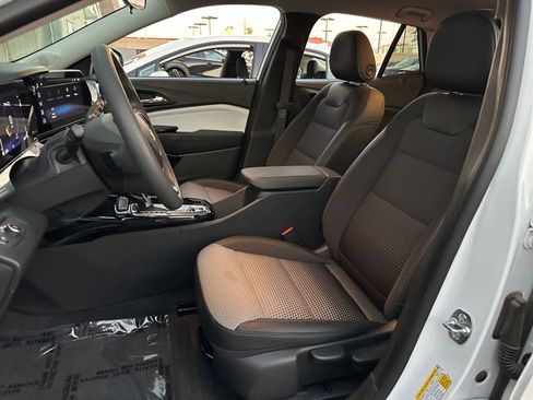 Used 2025 Chevrolet Trax LT image 34