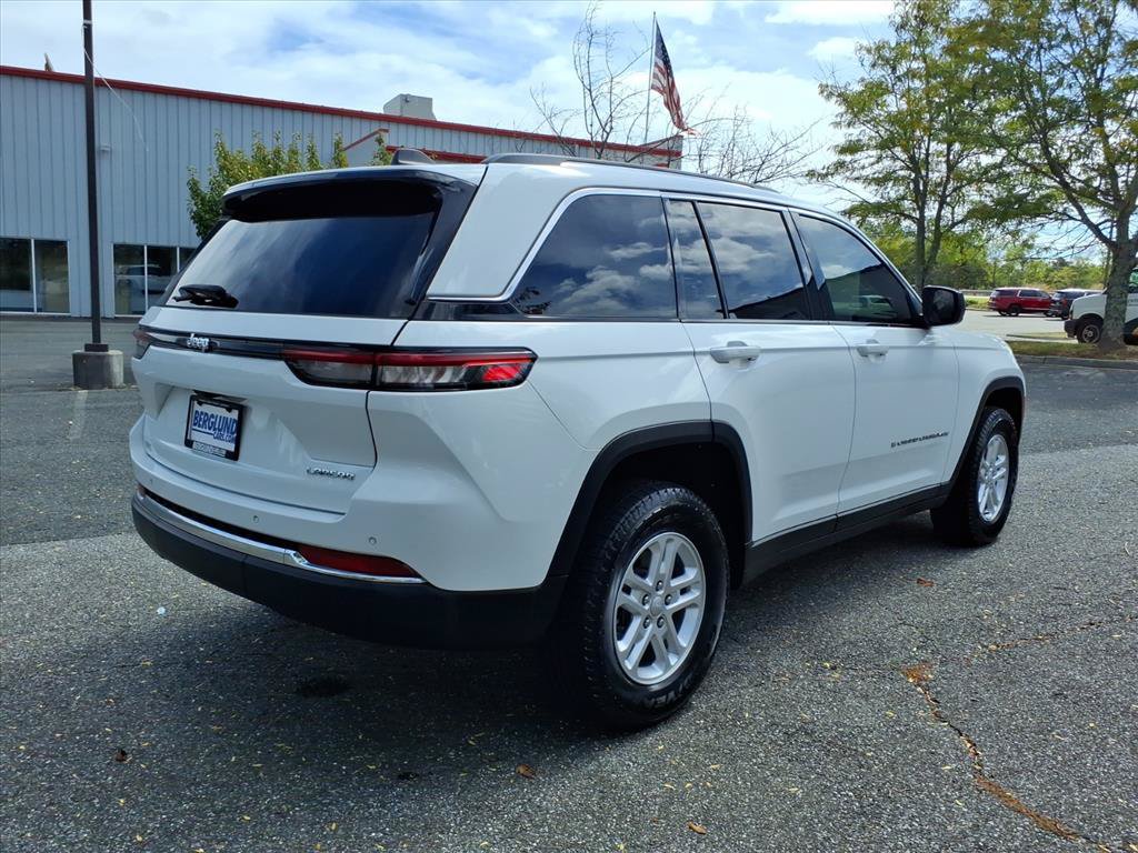 Used 2022 Jeep Grand Cherokee Laredo w/ Luxury Tech Group I RWD image 4