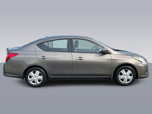 Used 2017 Nissan Versa SV image 2
