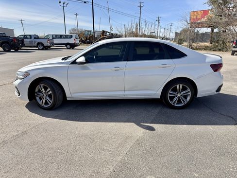 Used 2023 Volkswagen Jetta SE image 2