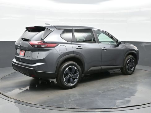 Used 2024 Nissan Rogue SV image 6