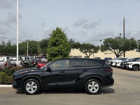 Certified 2025 Toyota Highlander LE FWD image 4