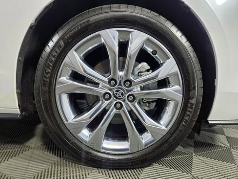 Used 2023 Toyota Sienna Platinum image 11