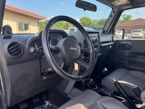 Used 2007 Jeep Wrangler Unlimited Sahara w/ Dual Top Group AWD/4WD image 16