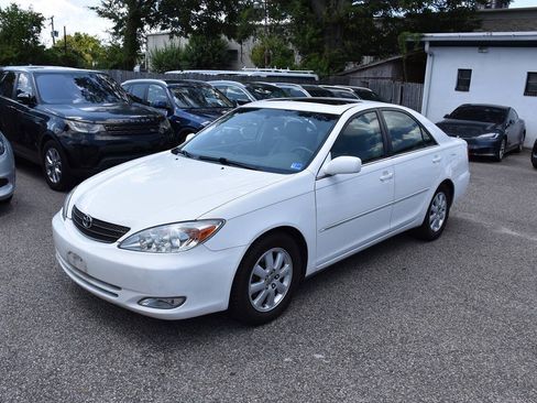 Used 2004 Toyota Camry XLE w/ VSC & Side Airbag Pkg FWD image 3