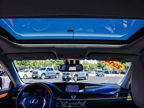 Used 2014 Lexus ES 300h w/ Luxury Package w/Bamboo Trim image 20