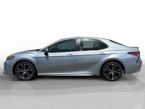 Used 2018 Toyota Camry SE w/ Moonroof Package FWD image 2