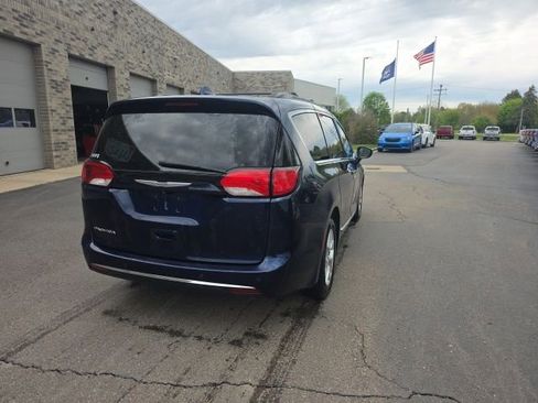 Used 2017 Chrysler Pacifica Touring-L w/ Tire & Wheel Group FWD image 3