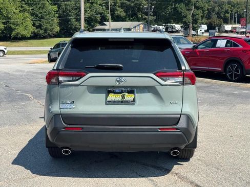 Used 2020 Toyota RAV4 XLE w/ Convenience Package FWD image 4