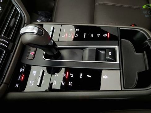 Used 2024 Porsche Macan AWD/4WD image 67