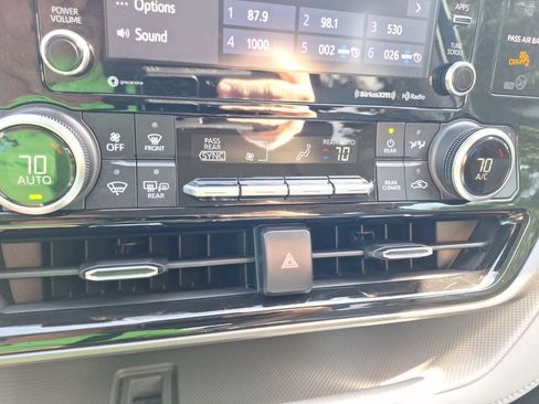 Used 2021 Toyota Highlander XLE FWD image 26