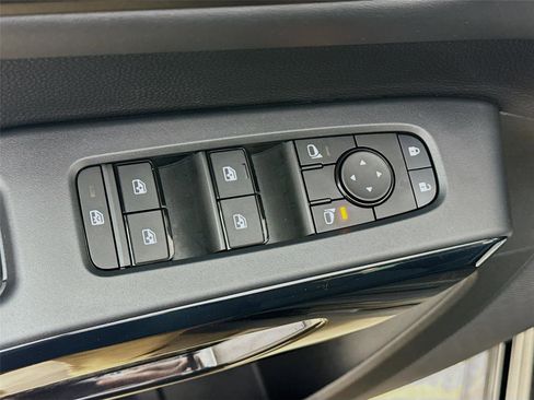 Used 2025 Nissan Pathfinder S image 19