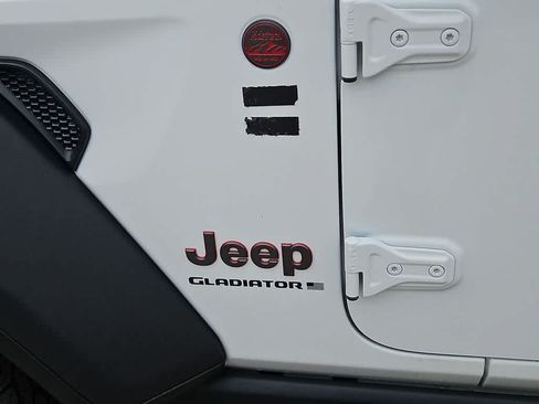 Used 2024 Jeep Gladiator Rubicon AWD/4WD image 11