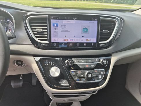 Used 2024 Chrysler Pacifica Touring-L FWD image 22
