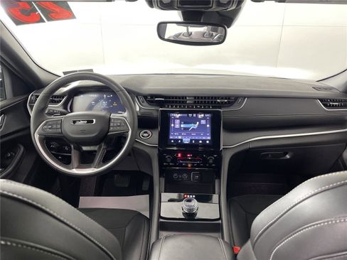 Used 2025 Jeep Grand Cherokee Altitude image 8