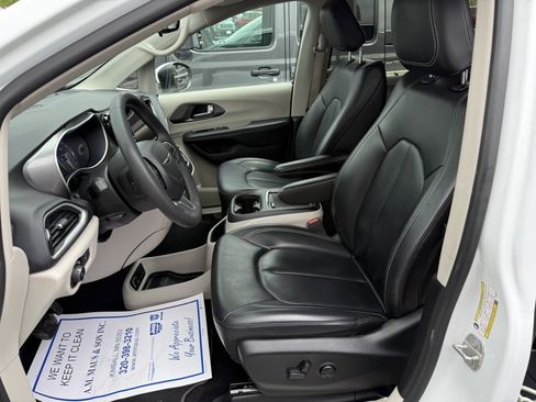 Used 2023 Chrysler Pacifica Touring-L FWD image 11