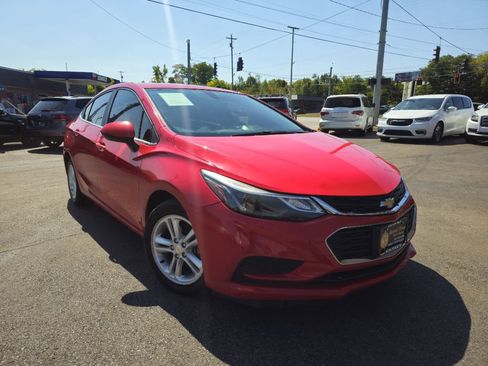Used 2017 Chevrolet Cruze LT image 2