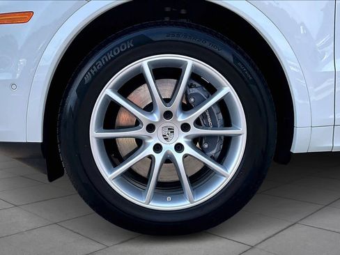 Used 2025 Porsche Cayenne AWD/4WD image 11