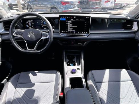 Certified 2026 Volkswagen Tiguan SE w/ Panoramic Sunroof Package FWD image 3