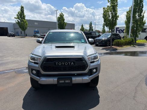 Used 2017 Toyota Tacoma TRD Sport w/ Tow Package (A/T) AWD/4WD image 2