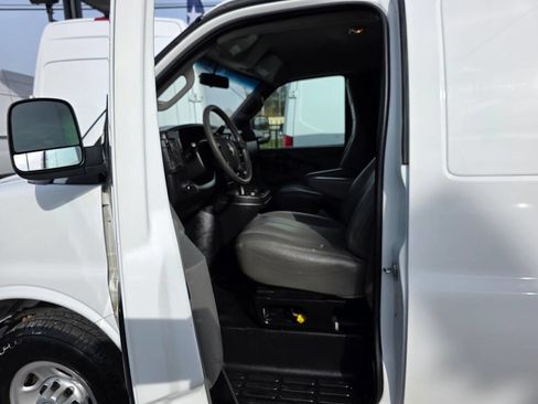 Used 2019 Chevrolet Express 2500 Extended image 13