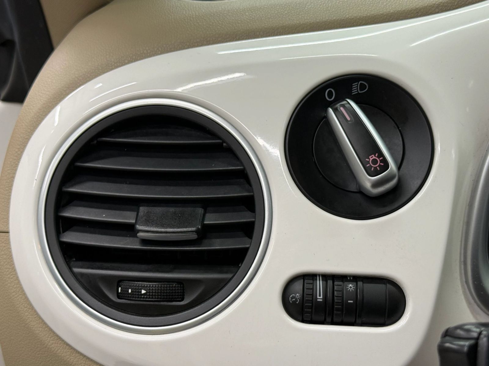 Used 2013 Volkswagen Beetle 2.5 FWD image 23