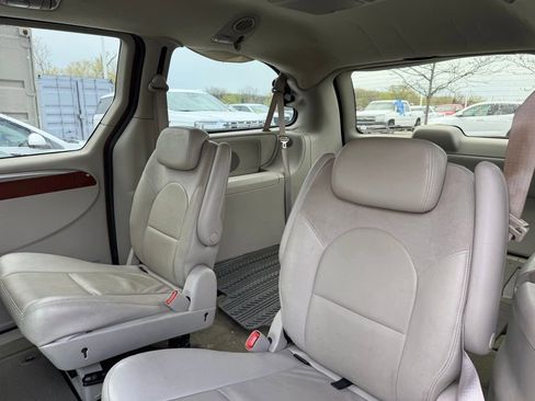 Used 2007 Chrysler Town & Country Limited FWD image 21