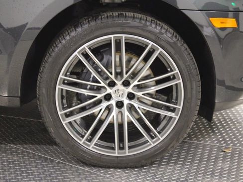 Certified 2025 Porsche Macan image 14