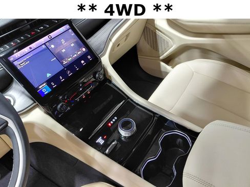 Used 2023 Jeep Grand Cherokee L Limited AWD/4WD image 4