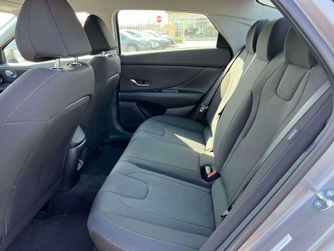 Used 2025 Hyundai Elantra SE w/ Cargo Package image 12