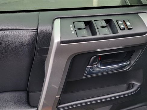 Used 2018 Toyota 4Runner SR5 AWD/4WD image 19
