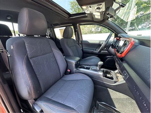 Used 2017 Toyota Tacoma TRD Off-Road w/ Premium & Technology Package AWD/4WD image 4