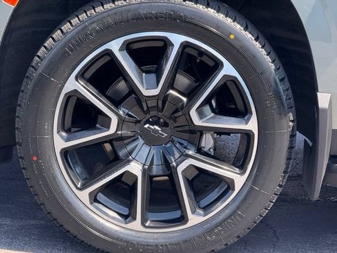 Used 2023 Chevrolet Suburban RST w/ Luxury Package AWD/4WD image 12