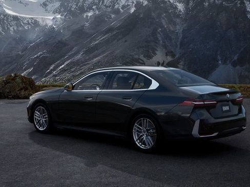 Used 2025 BMW 530i w/ Premium Package image 32