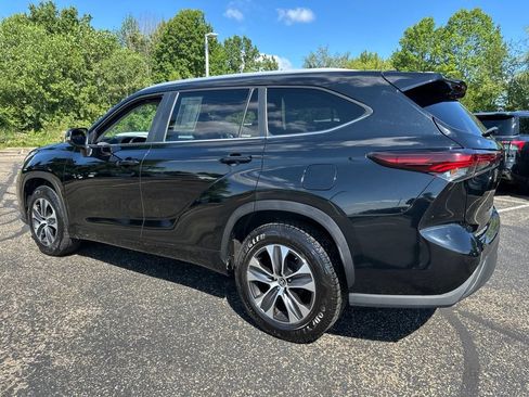 Used 2024 Toyota Highlander XLE FWD image 10