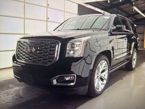 Used 2020 GMC Yukon Denali w/ Denali Premium Package image 2
