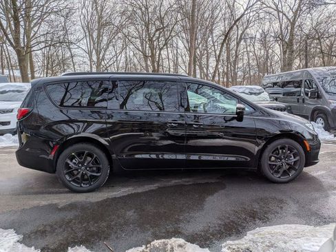 New 2026 Chrysler Pacifica Limited w/ S Appearance Package image 2