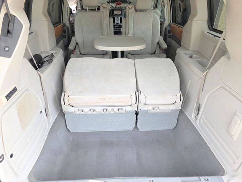 Used 2008 Chrysler Town & Country Limited w/ Entertainment Group #3 FWD image 21