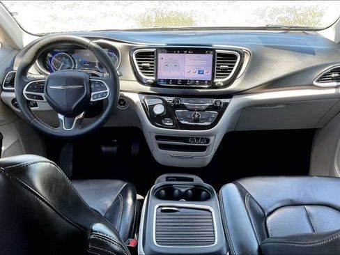 Used 2023 Chrysler Pacifica Touring-L FWD image 15